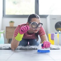 Mit jelent, ha valaki folyton takarít otthon? A pszihológia szerint vékony a határ a lelki megnyugvás és a kényszeresség között