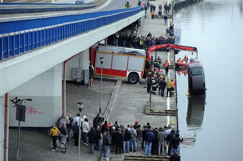 Tragedia w Szczecinie. Samochód wpadł do Odry. ZDJĘCIA