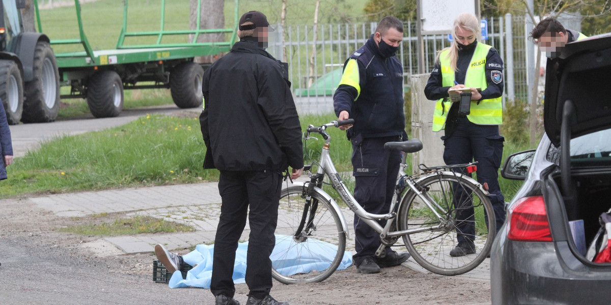 Koszmarny wypadek w Jarkowie. Kobieta zginęła pod kołami traktora. Jej partner usiadł na poboczu i... [ZDJĘCIA]