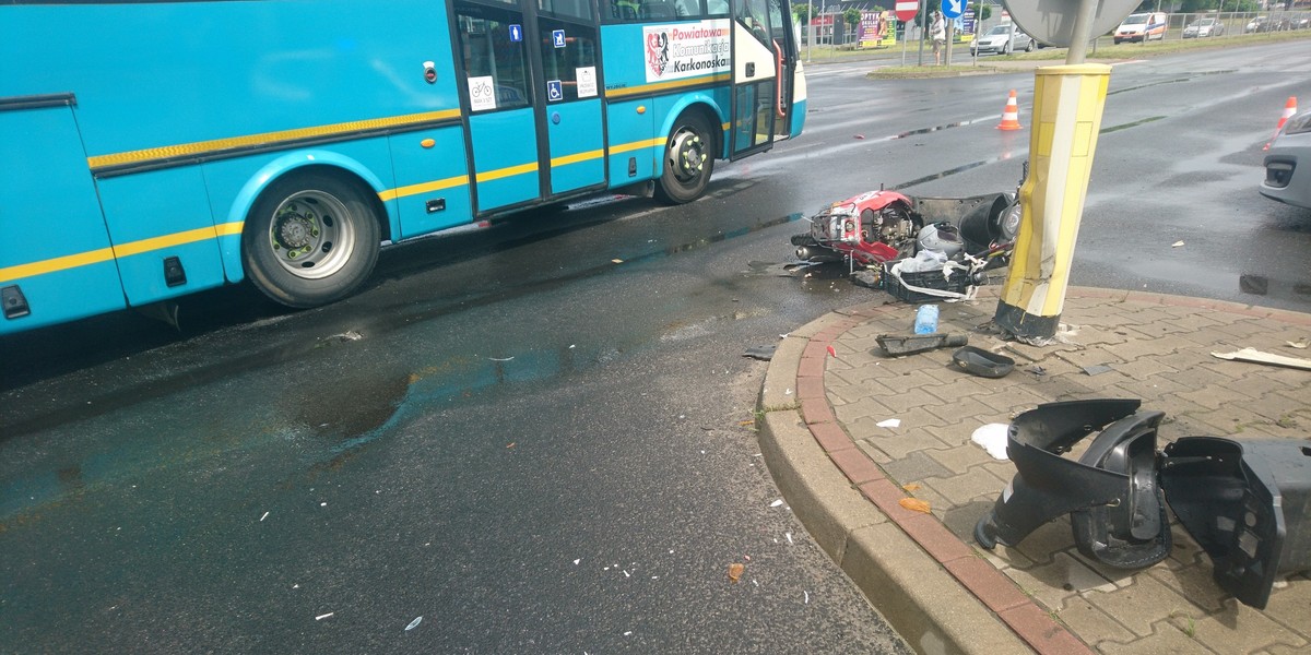 Jelenia Góra. Zderzenie skutera z autobusem. 