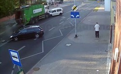 Śmieciarka-widmo taranowała samochody jak klocki. Skąd się tam wzięła?