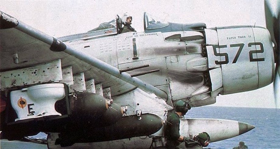 Samolot US Navy A-1H Skyraider przygotowywany do misji na lotniskowcu USS Midway w październiku 1965 roku.