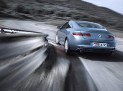 Renault laguna coupe skręca czterema kołami