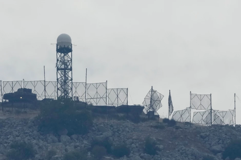 Oštećene ograde izraelskog vojnog položaja na okupiranom brdu sela Kfar Čuba jugoistočno od Libana nakon raketnih napada Hezbolaha