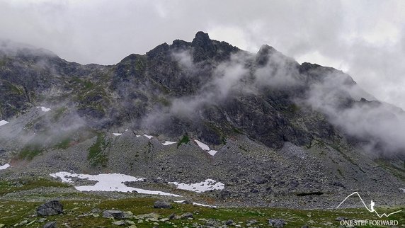 Masyw Wołowca Mięguszowieckiego. Po lewej widoczna Wołowcowa Przełęcz (2180 m n.p.m.)