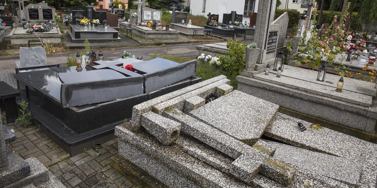 Nawet zmarłym nie dano spokoju. Porażający widok na łomżyńskim cmentarzu.