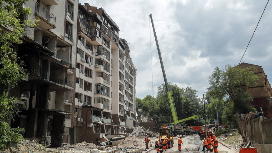 Zniszczenia po rosyjskim ataku rakietowym na Kijów