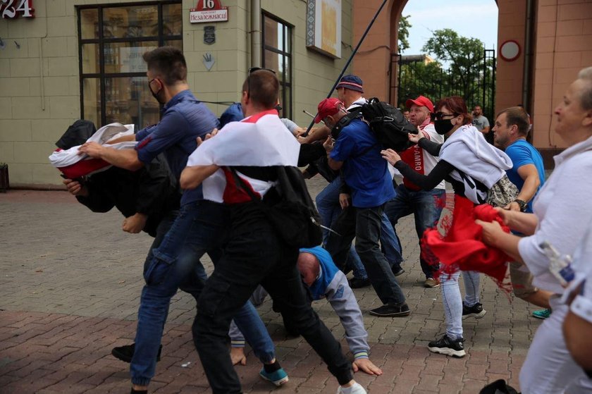 Białoruś: milicja brutalnie pacyfikuje protesty w Mińsku