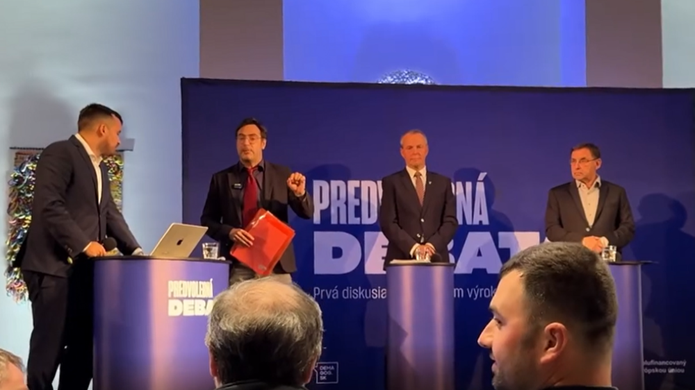 Peter Cibulka (druhý zľava) sa postavil k Adelovi Ghannamovi a odmietal odísť