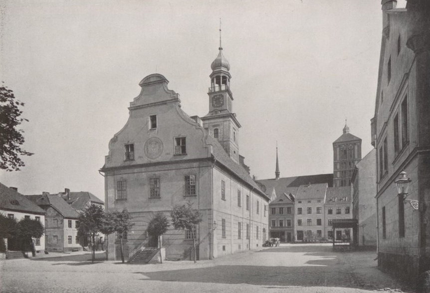 Ratusz w Braniewie od strony poczty około 1915 r. (domena publiczna)