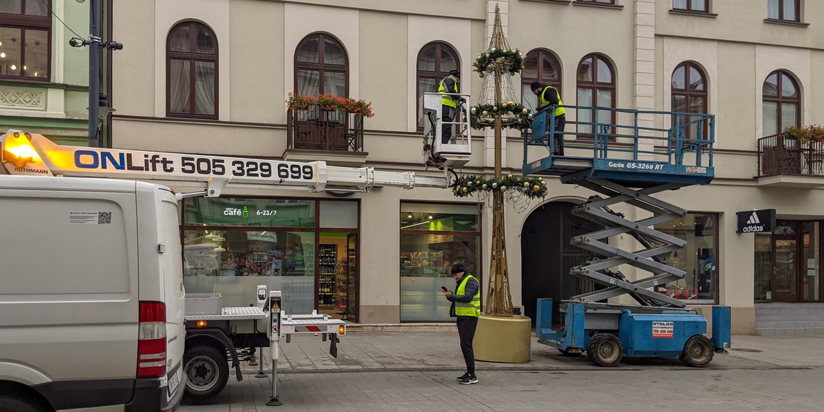 Tak montuje się ozdoby na Boże Narodzenie na Piotrkowskiej w Łodzi