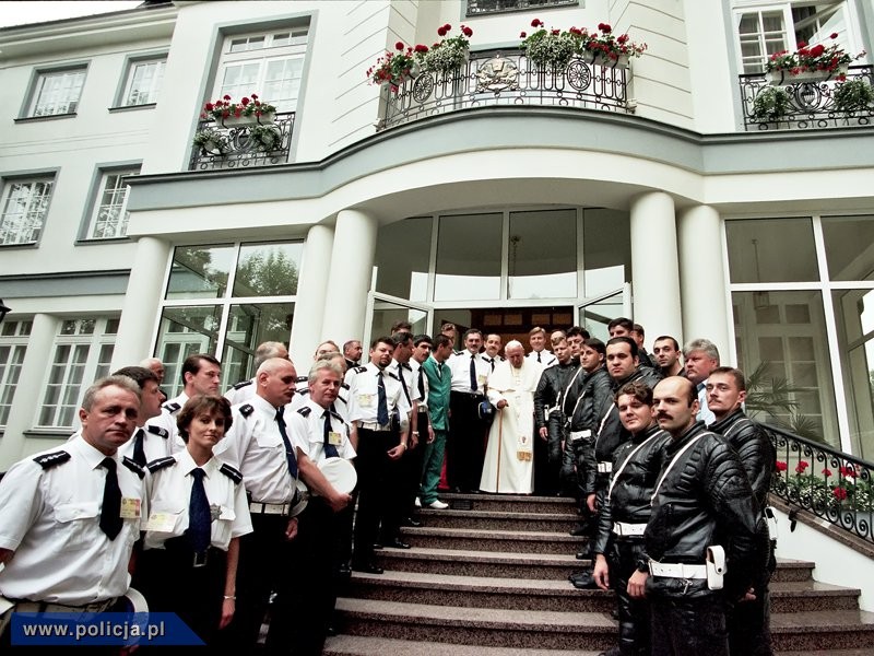 Pamiątkowe zdjęcia przedstawiające polskich policjantów zabezpieczających wyzyty Jana Pawła II