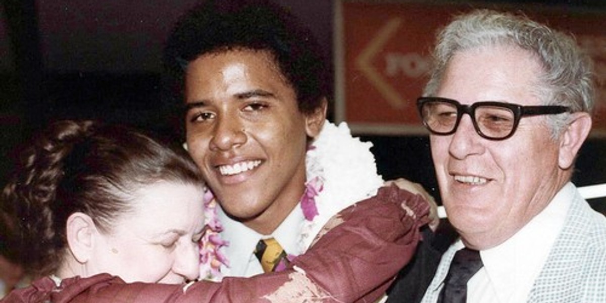 Barack Obama w dniu ukończenia liceum z babcią i dziadkiem w 1979 roku.