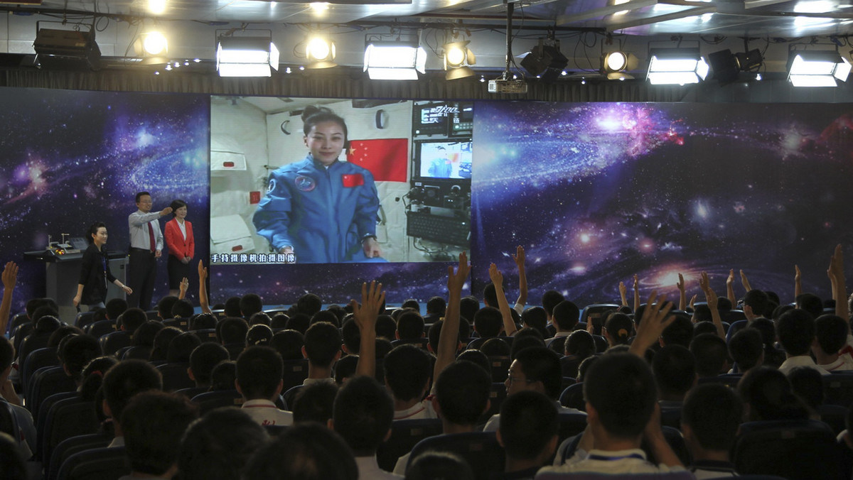 Ponad 60 mln uczniów i nauczycieli w Chinach oglądało lekcję prowadzoną z kosmosu przez kosmonautkę Wang Yaping - podała agencja Xinhua. Wang wyjaśniała, co to jest stan nieważkości, a jej koledzy opowiadali o codziennym życiu na stacji kosmicznej.