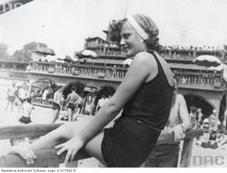 Piękności, prezydent, aktorka i tancerka. Tak się kiedyś plażowało!