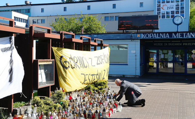 Znicze przed kopalnią Borynia-Zofiówka-Jastrzębie