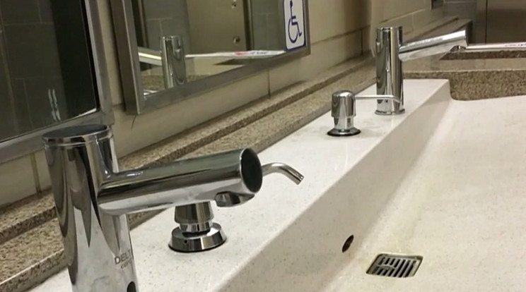 Nem tudni, mely mosdók szappan adagolóiban volt a "szokatlan anyag" / Fotó: YouTube
