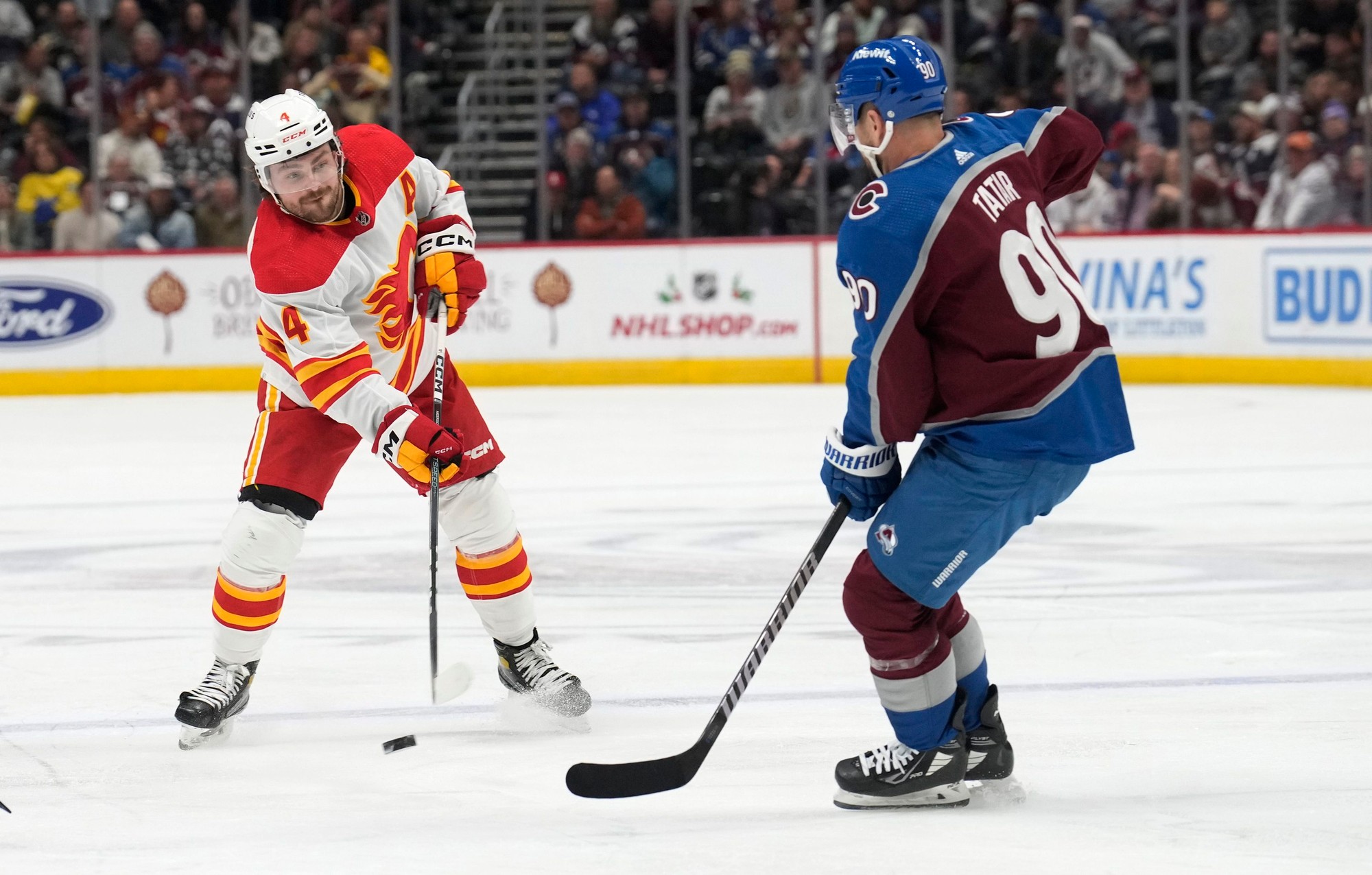Slovenský hokejista Tomáš Tatar proti Rasmusovi Anderssonovi (Calgary Flames).