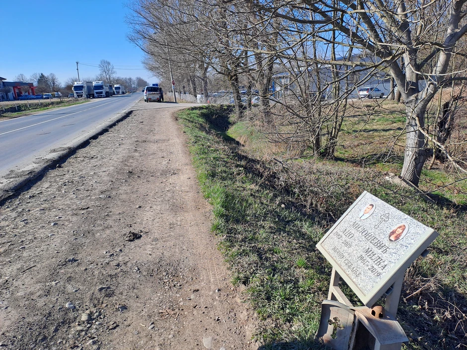 Spomenici pored puta u selu Mojsinje