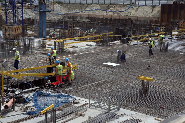 Na parterze powstaną lokale usługowe. Auta będzie można parkować w trzykondygnacyjnym podziemnym garażu w którym przewidziano 130 ogólnodostępnych miejsc parkingowych. <br><br>  (mgo) PAP/Tomasz Gzell