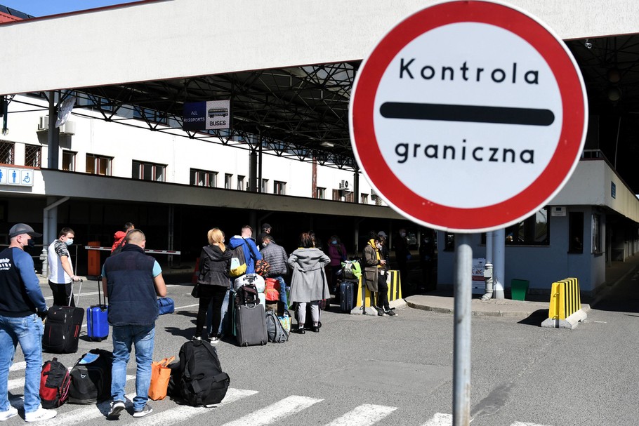 Pracownice transgraniczni znaleźli się w trudnym położeniu po wprowadzeniu obowiązkowej kwarantanny dla osób, które przekraczają granicę