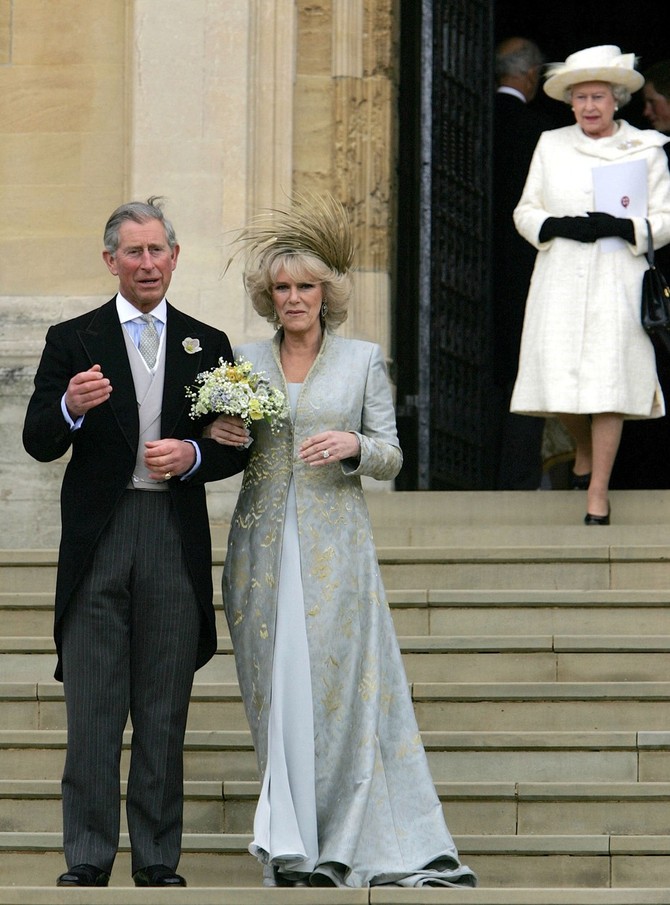 Kamila i Čarls na svom venčanju, iza njih je kraljica Elizabeta II foto: ALASTAIR GRANT/AFP