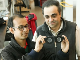 Profesor Carlos Mastrangelo oraz doktorant Nazmul Hasan - twórcy inteligentnych okularów. 