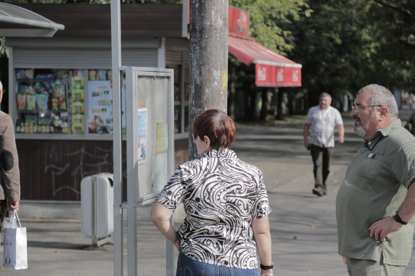 Pasażerowie przy rozkłądzie jazdy