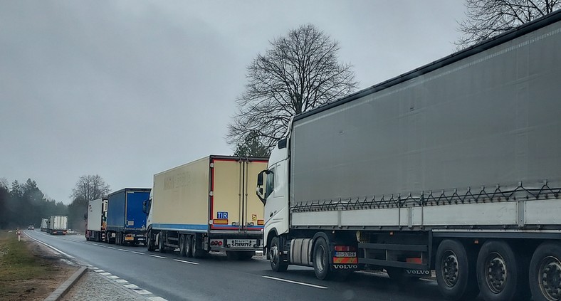 Długa kolejka tirów przed polsko-białoruskim przejściem granicznym w Bobrownikach. Tu na 26 km przed terminalem