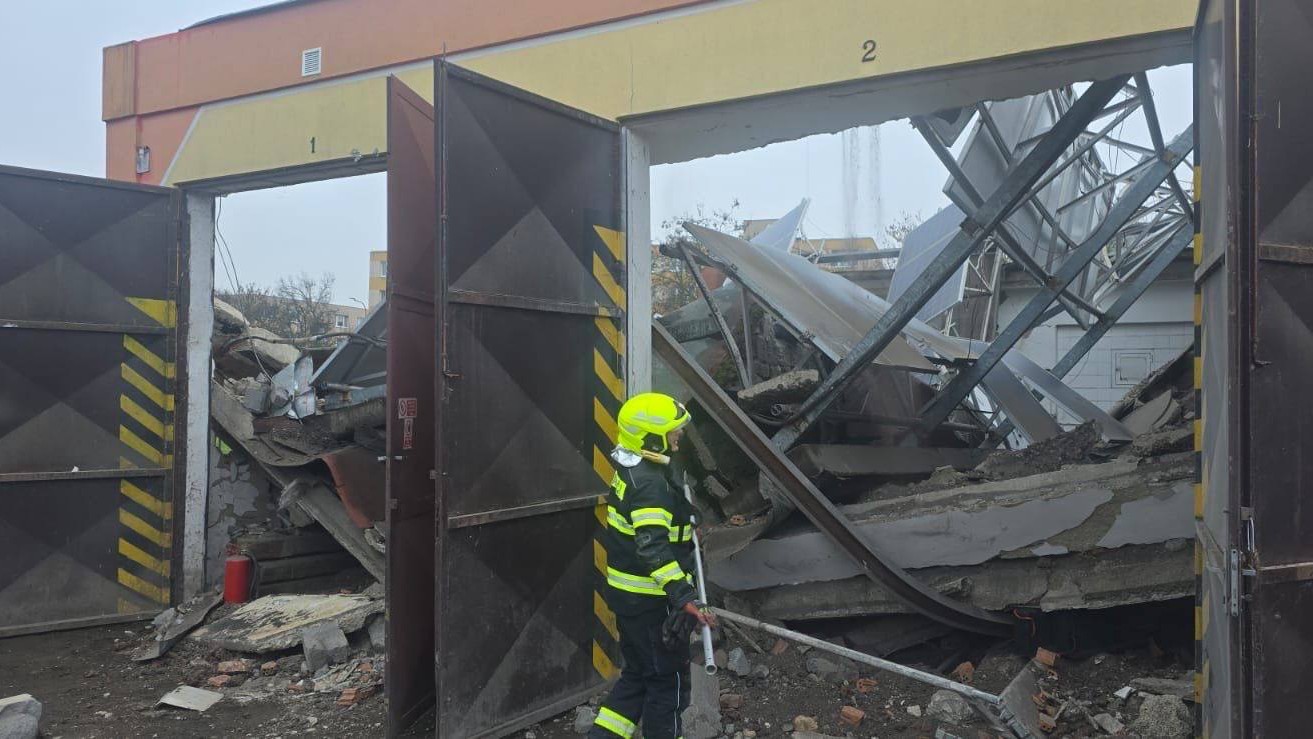 Pád strechy vo Veľkých Kapušanoch.