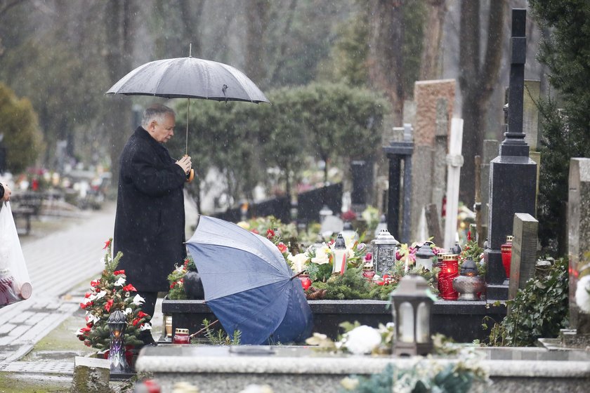 Święta Jarosława Kaczyńskiego zaczynają się na cmentarzu