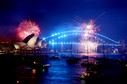 Władze kraju zachęcały obywateli do wspólnego świętowania i podziwiania tradycyjnego, 12-minutowego, pokazu fajerwerków, które rozbłysły nad niebem w Sydney, największym mieście Australii.