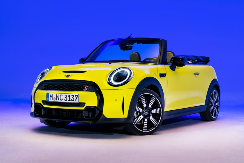 Une touche toujours plus personnalisée avec trois nouvelles couleurs comme le Zesty Yellow pour la MINI Cabrio.