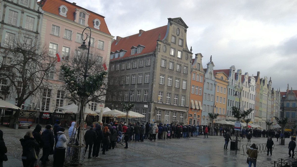 Pogrzeb prezydenta Adamowicza.  Wielkie kolejki po gdańskie flagi