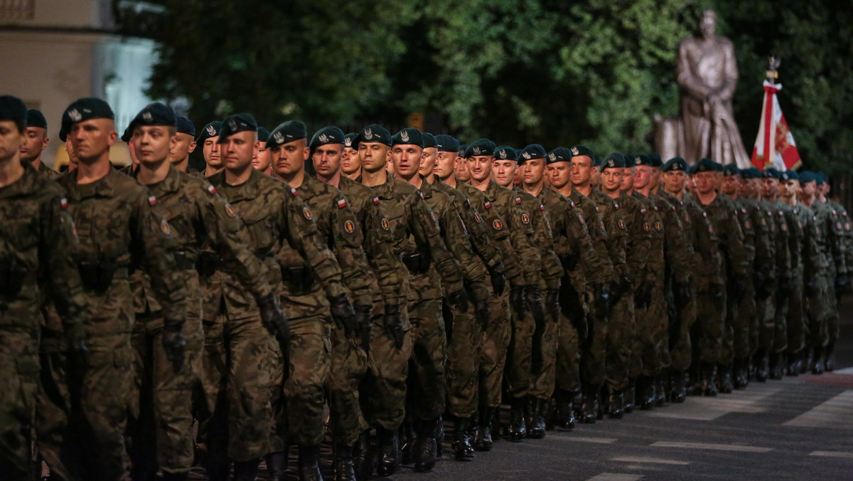 Blisko półtora tysięcy żołnierzy przemaszeruje dziś przez Warszawę. Na ulicach pojawi się też militarny sprzęt, a nad stolicą – wojskowe samoloty. Okazją do zorganizowana defilady jest Święto Wojska Polskiego. To oznacza też zmiany w ruchu. Podpowiadamy, gdzie będą utrudnienia.