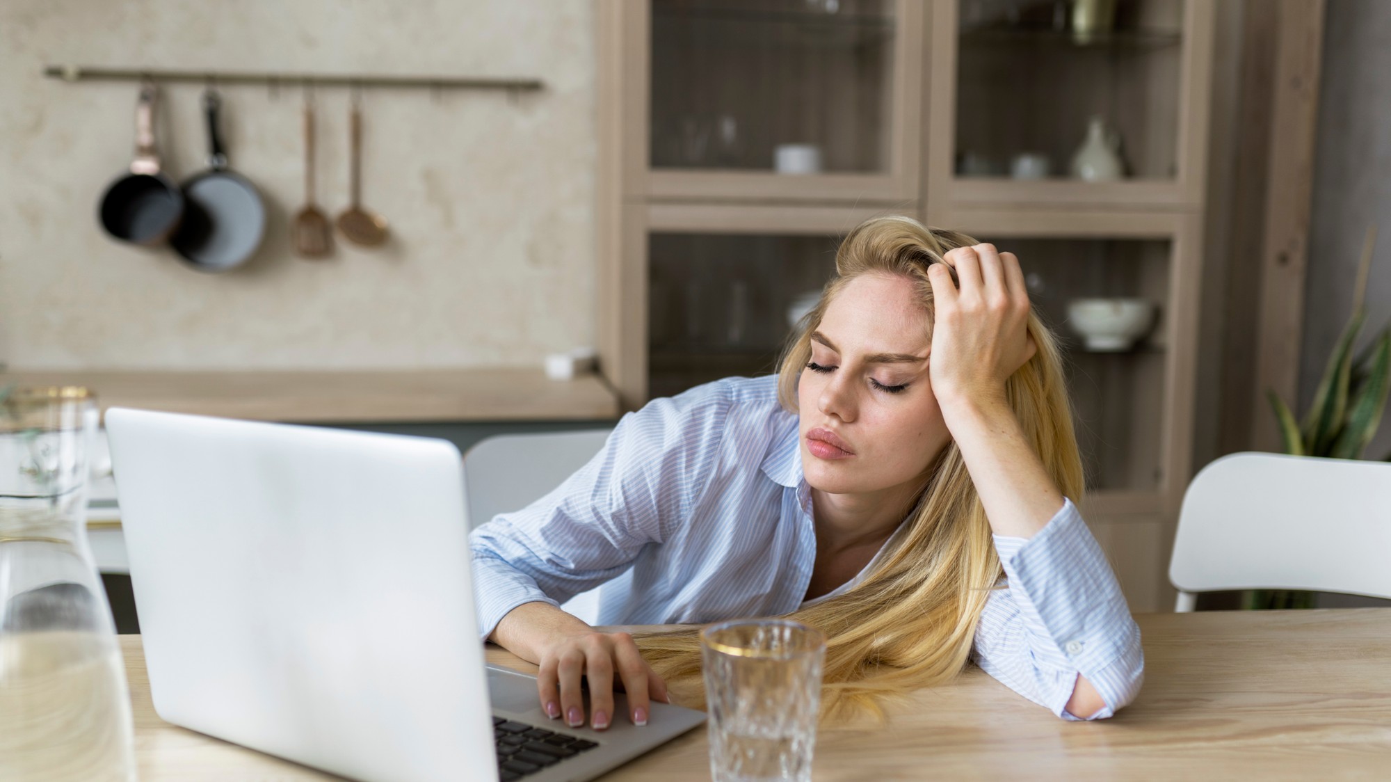 Jedným z najskorších a najčastejších príznakov problémov s pečeňou je pretrvávajúca únava.