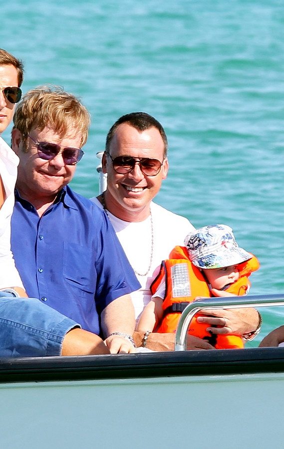 Elton John i David Furnish z dzieckiem na wakacjach w Saint Tropez