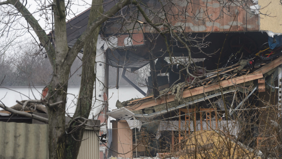 Wybuch i pożar na ulicy Obornickiej w Poznaniu. Ze wstępnych informacji wynika, że ucierpiały co najmniej trzy osoby - informuje TVN24.