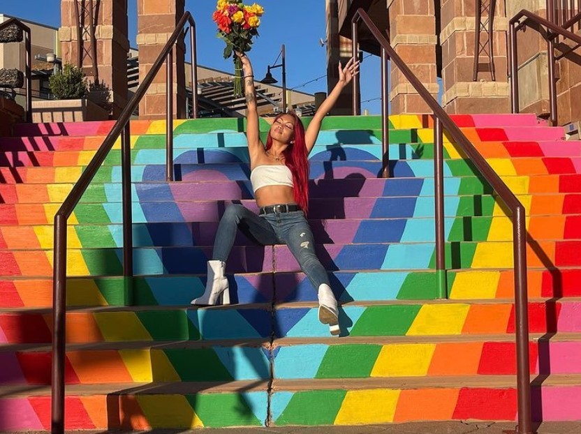 Sexi Scarlett randí s manželským párom.