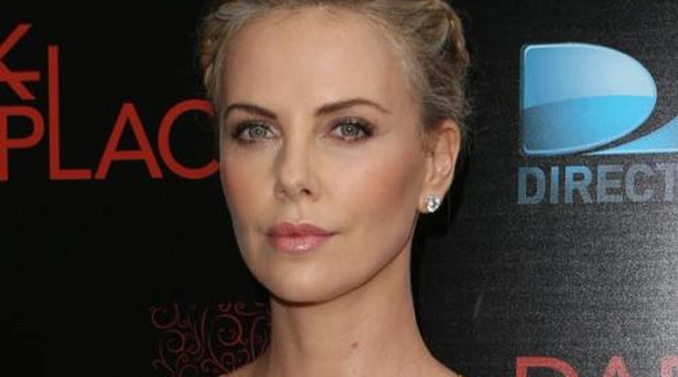 Gyilkos cápákkal úszott Charlize Theron