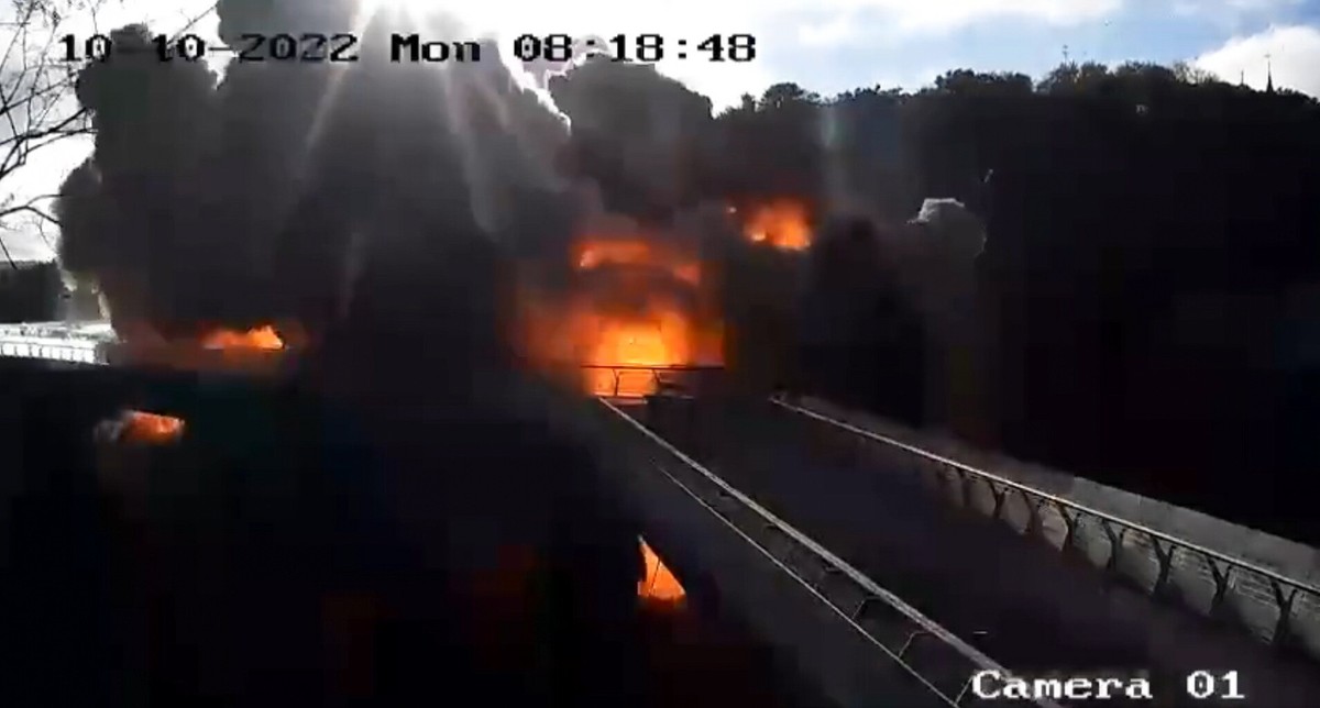 Moment rosyjskiego ataku rakietowego w centrum Kijowa