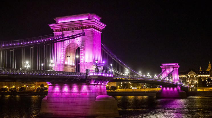 Budapest látnivalói rózsaszínbe öltöznek, hogy felhívják a figyelmet a mellrák-megelőzés fontosságára / Fotó. Blikk/Cerkl Gábor