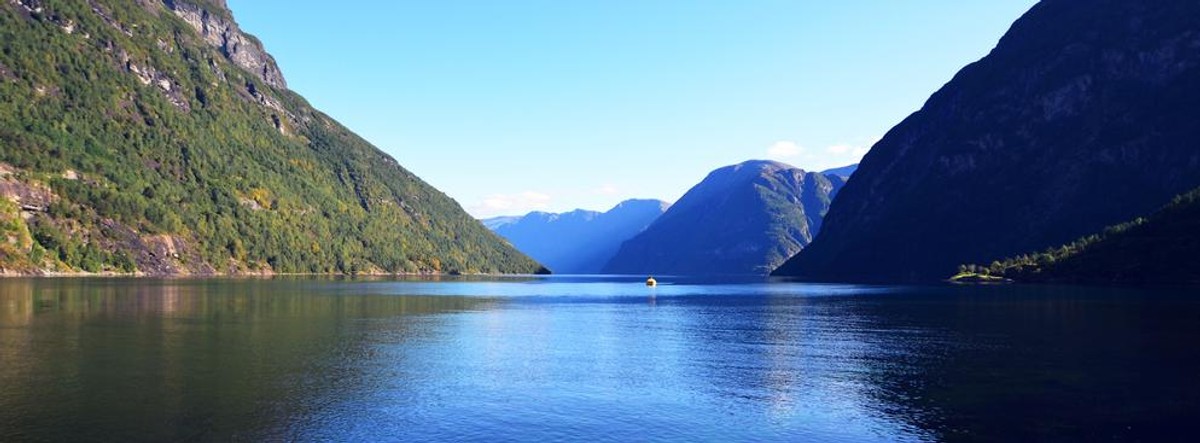 Geirangerfjorden Przyroda Norwegii słynie z fiordów, choć na liście Światowego Dziedzictwa UNESCO wpisane są od 2005 roku tylko dwa fiordy – Geirangerfjord oraz Nærøyfjord. Geirangerfjord leży w południowo-zachodniej Norwegii, około 500 km na północny-zachód od stołecznego Oslo, w pobliżu miasta portowego Ålesund nad Morzem Norweskim. Ma długość 15 kilometrów i otoczony jest stromymi, skalistymi zboczami, po których spływają liczne wodospady, m.in. De Syv Søstrene (Wodospad Siedmiu Sióstr). Na okolicznych wzgórzach rozsiane są dawne, opuszczone farmy. Między wioskami Geiranger i Hellesylt, leżącymi na przeciwległych krańcach wąskiej doliny fiordu, kursują promy.