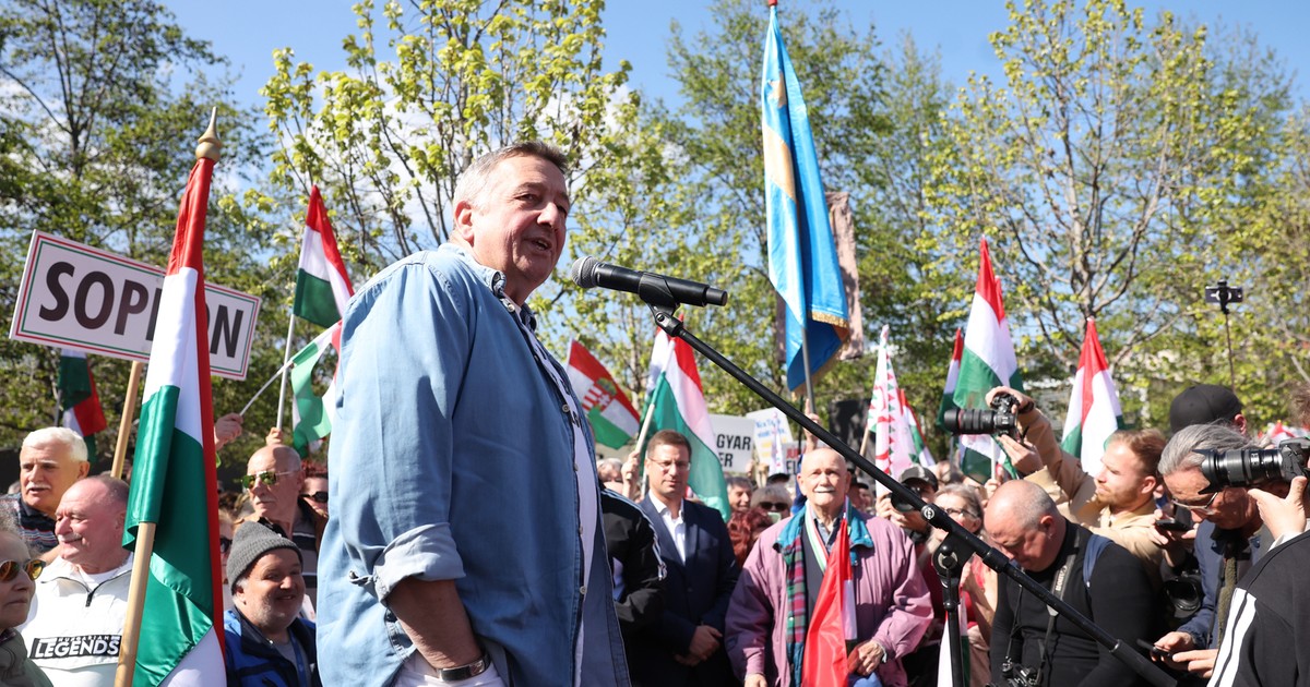 Kikerült a netre a fotó: kiderült, mit csinált Kollár Kinga Bayerék TISZA Párt elleni tüntetése alatt
