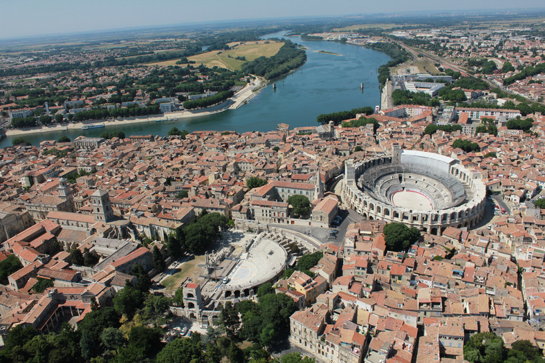 Panorama Arles z amfiteatrem i ruinami antycznego teatru