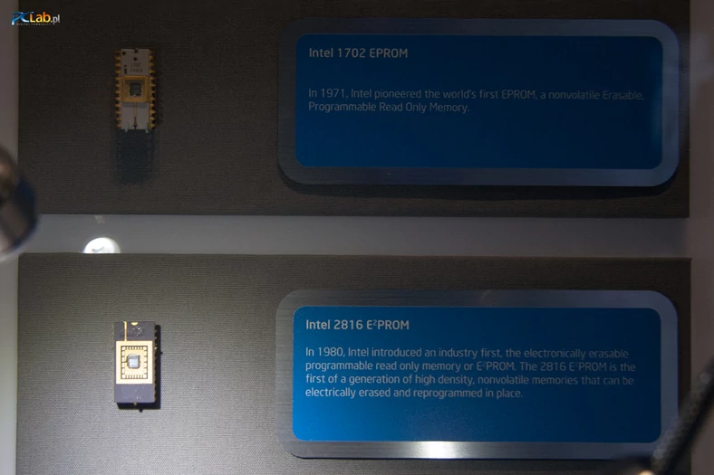Jedne z pierwszych produktów Intela: u góry pamięć EPROM z 1971 roku, u dołu pamięć EEPROM z 1980 r.
