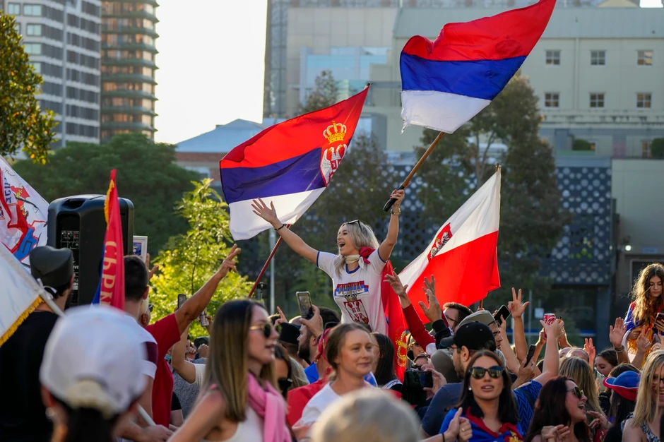 Skup Đokovićevih pristalica ispred hotela Park u Melburnu