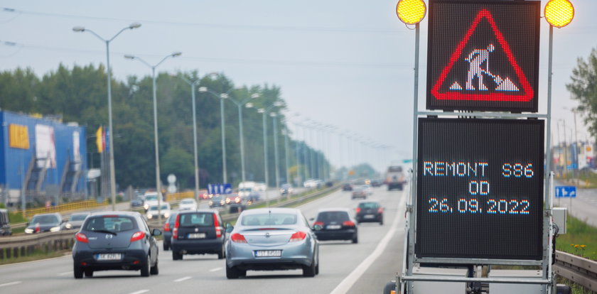 Drogowy koszmar na S86. Między Sosnowcem a Katowicami drogowcy zaczęli frezowanie jezdni. Gigantyczny korek ciągnie się od Czeladzi! 