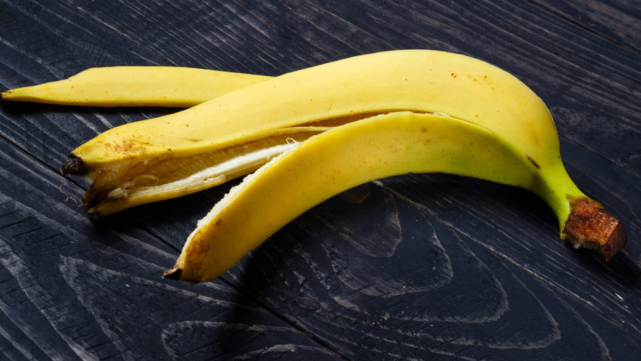 Nie wyrzucaj! Jak wykorzystać skórkę banana?