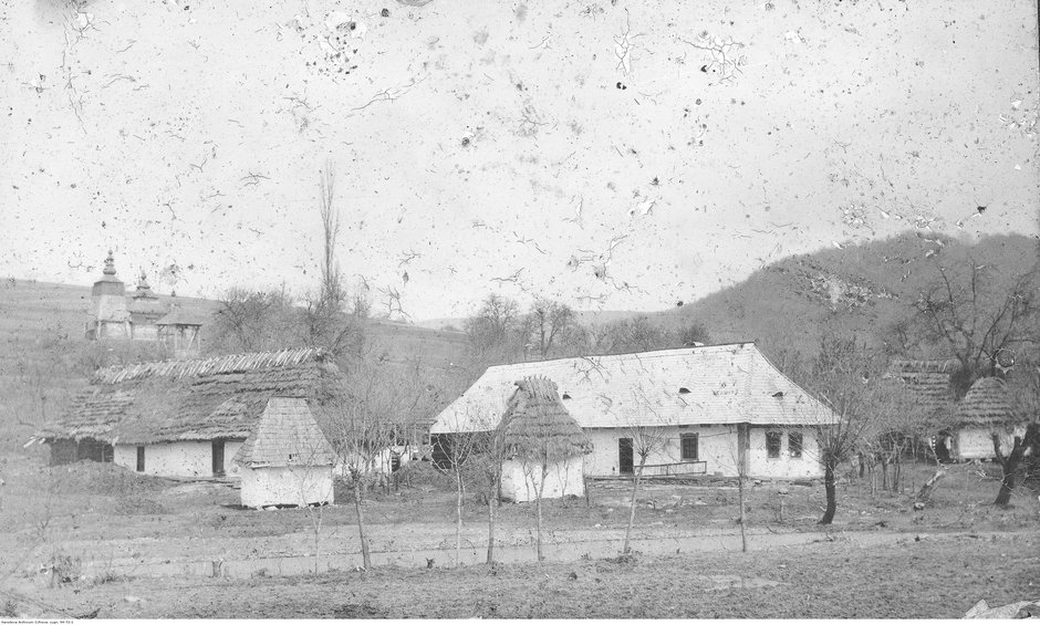 Wieś w Galicji. Wieś Kiepolana (wg oryginalnego opisu). Budynki mieszkalne i gospodarcze, w oddali z lewej cerkiew greckokatolicka (1915 r.)